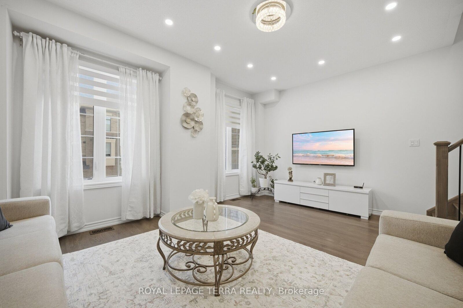 Property Photo:  38 Hallmark Way  ON L1P 0K2 