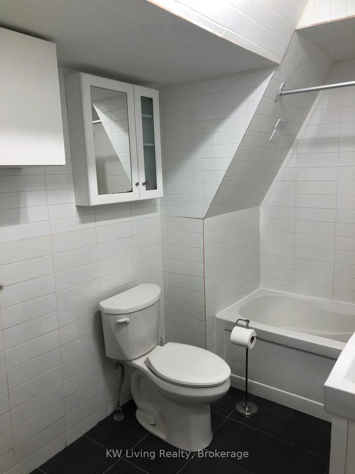 Photo de la propriété: 377 Dundas Street W 3rd Floor ON M5T 1G6