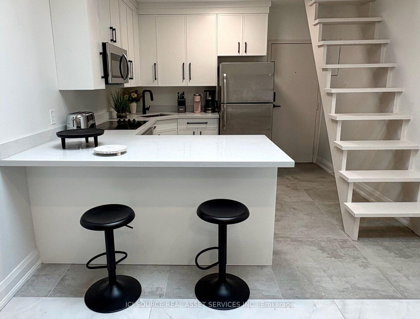 Property Photo:  754 Queen Street E 3  ON M4M 1H4 