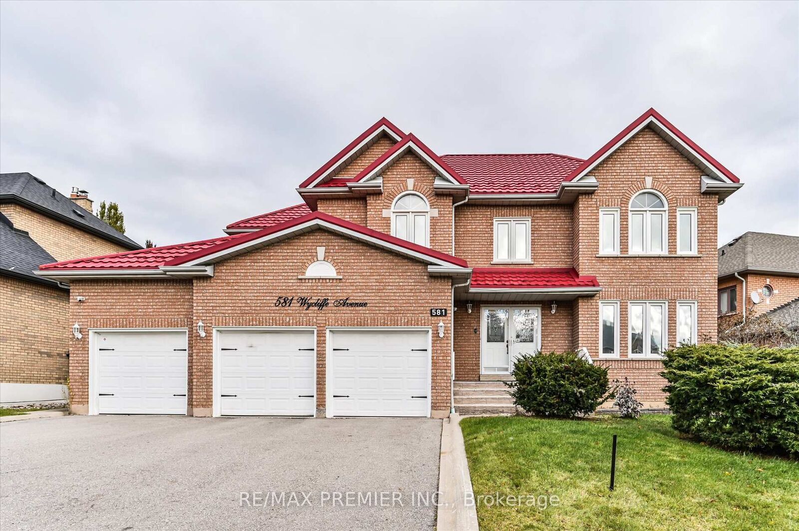 Property Photo: 581 Wycliffe Avenue ON L4L 8S8