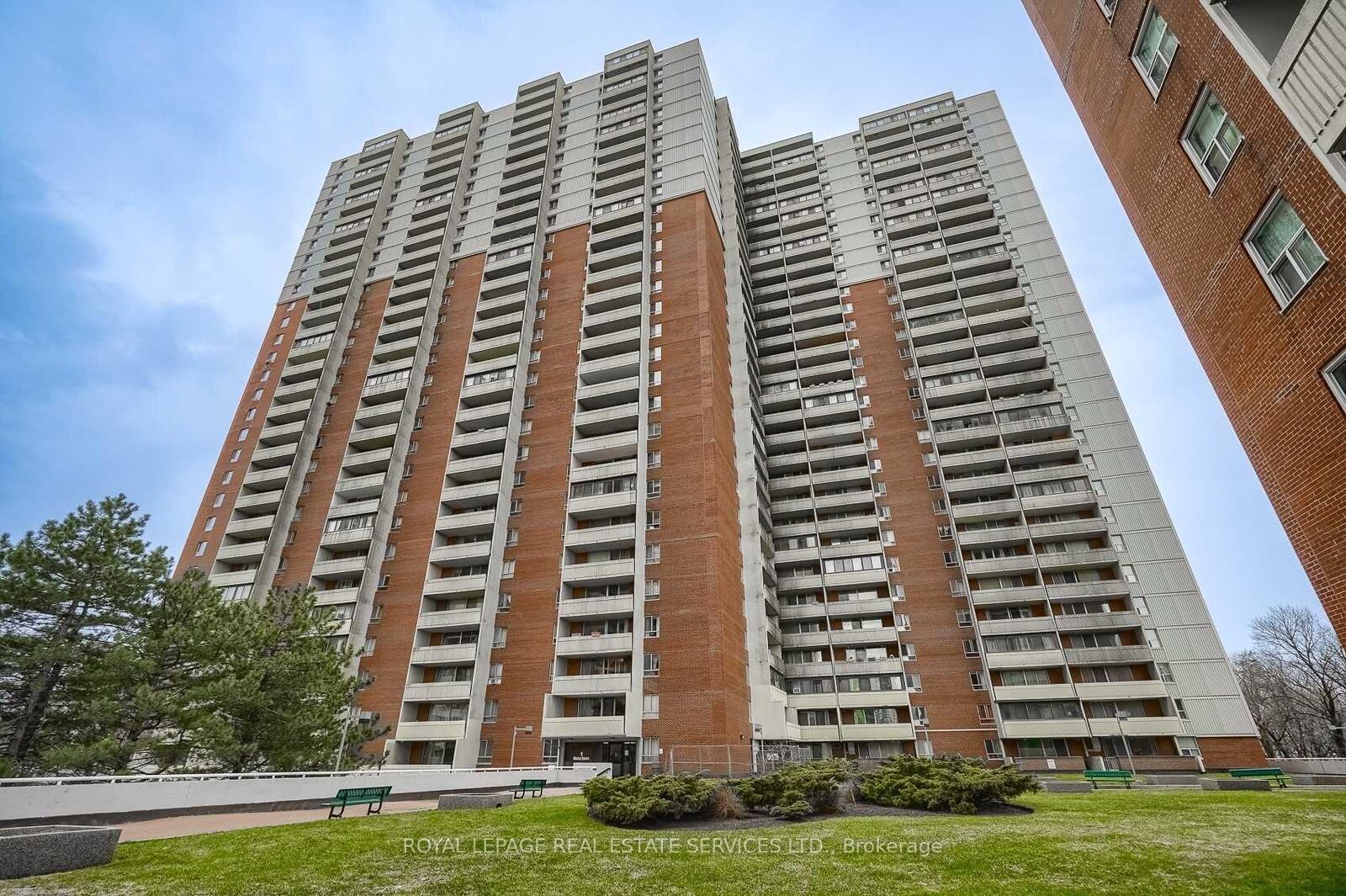 Property Photo:  1 Massey Square 2614  ON M4C 5L4 