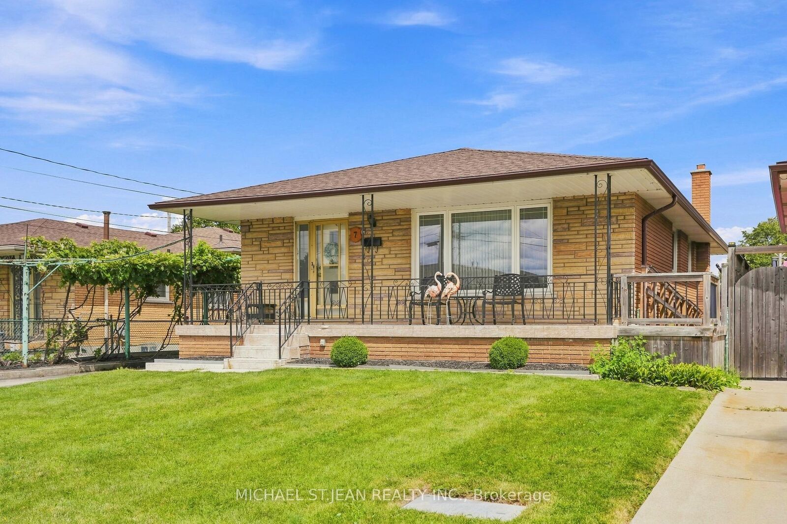 Property Photo: 7 Duchess Court ON L8E 1A4