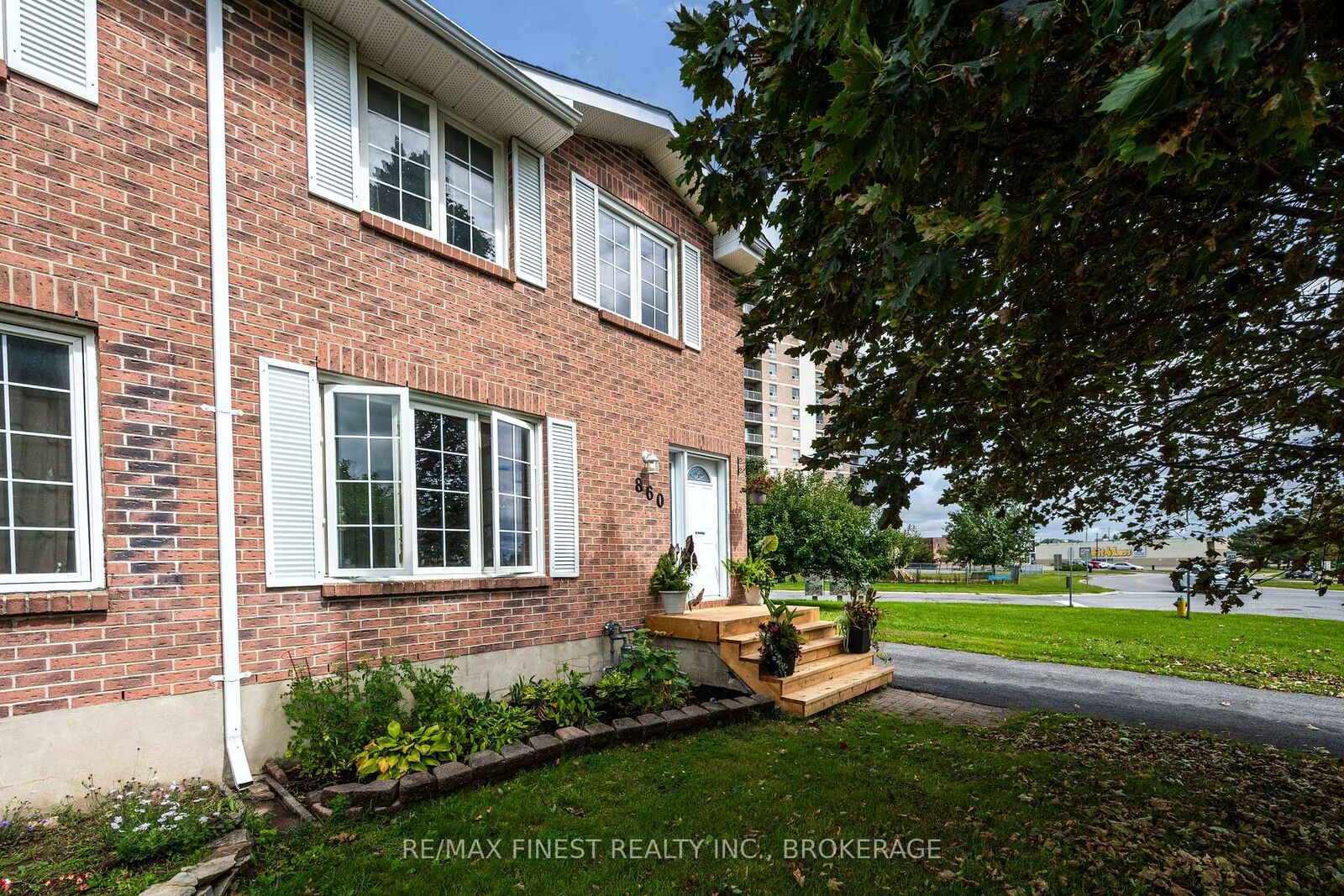 Property Photo: 860 Beaconhill Court ON K7P 2A8