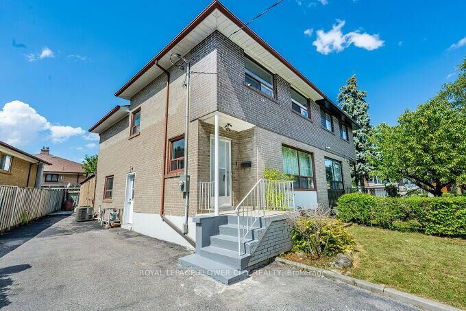 Property Photo: 3 Clayhall Crescent ON M3J 1W5