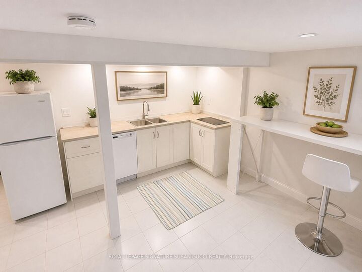 Photo de la propriété:  31 Lesmount Avenue Lower  ON M4J 3V5 