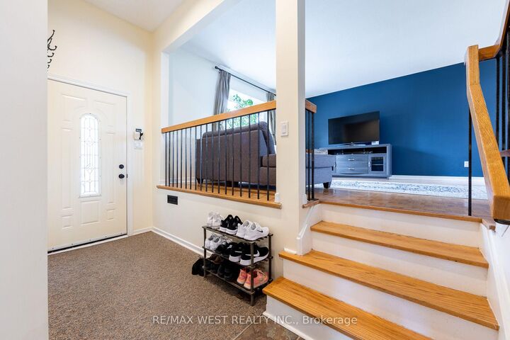 Property Photo: 20 Sanderson Crescent ON L4C 5L4