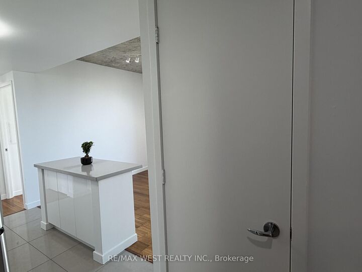 Property Photo:  281 Mutual Street 2408  ON M4Y 3C4 