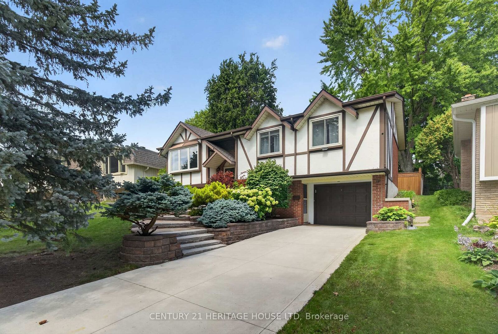 Property Photo:  74 Cherry Hill Drive  ON N2E 1N6 