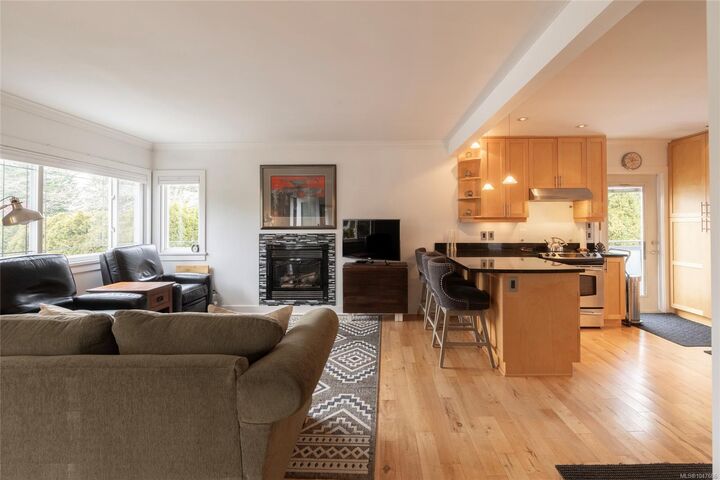 Property Photo: 870 Pendene Pl BC V8X 3A1