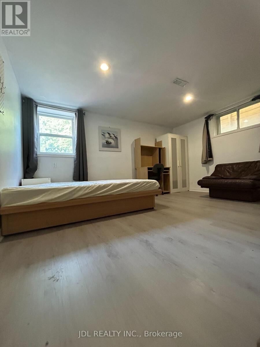 Property Photo: 186 Wilfred Ave Avenue ON M2N 5C9