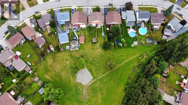 Property Photo:  176 Autumnwood Crescent  ON P3B 3Z4 