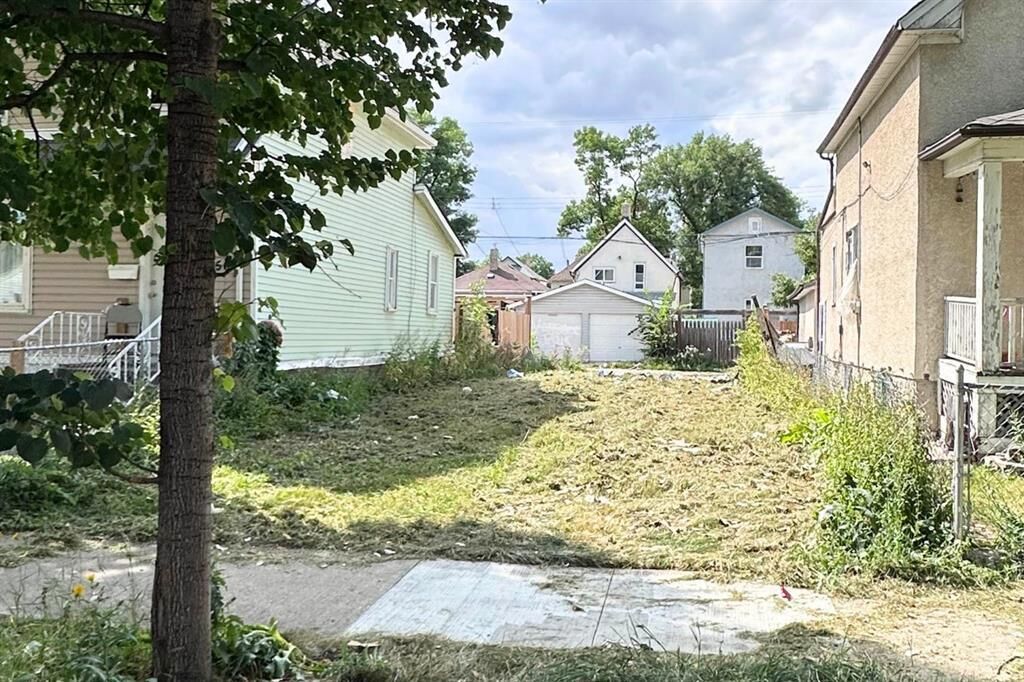 Property Photo:  658 Victor Street  MB R3E 1Y5 