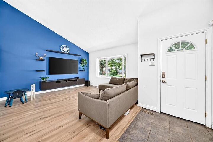 Property Photo:  58 Northcliffe Drive  MB R3C 4J4 