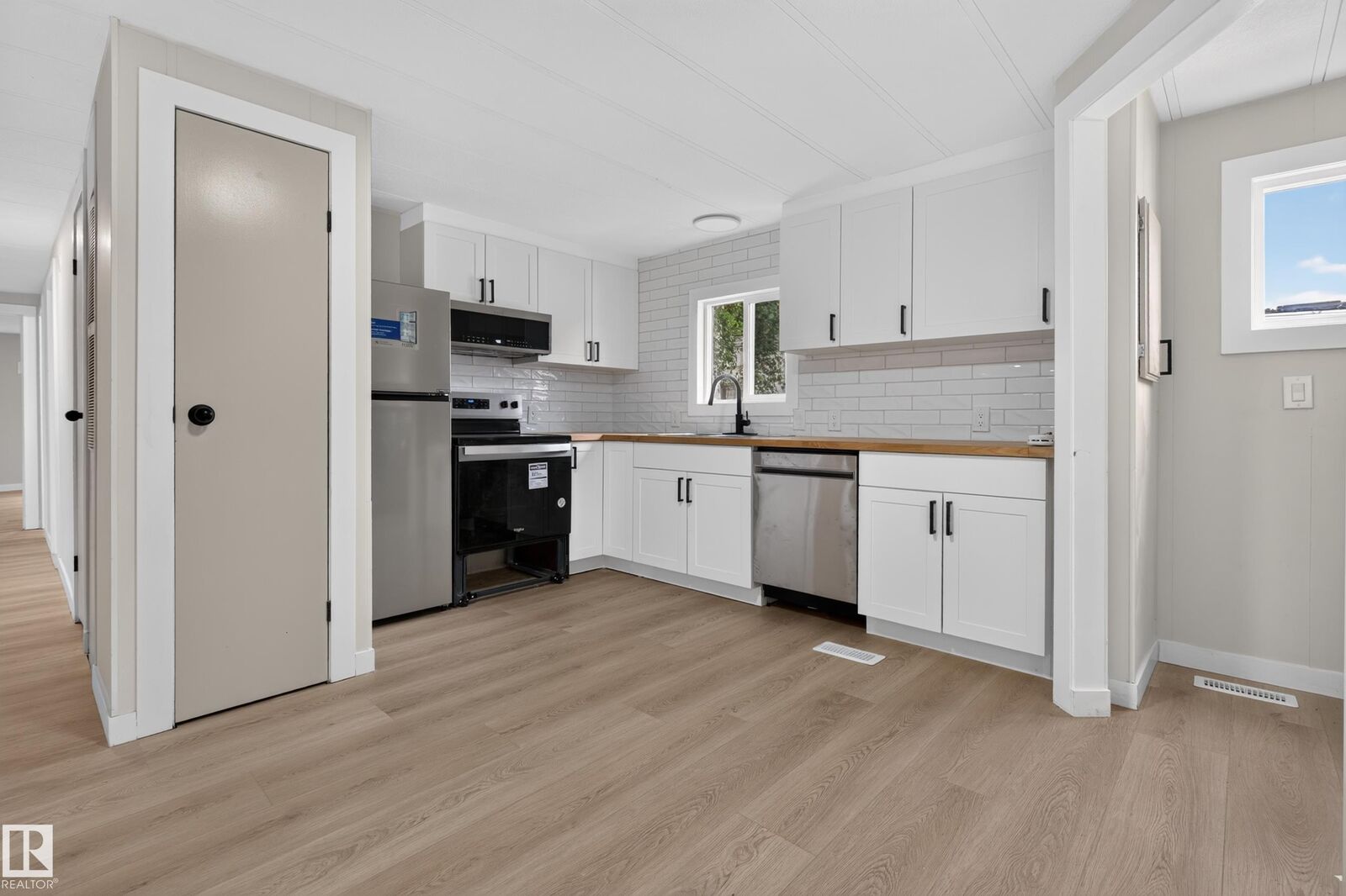 Property Photo:  20 West View Bv NW  AB T5S 1T5 