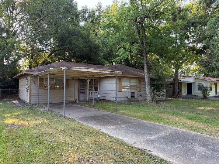 Property Photo: 1810 11th Street TX 77630