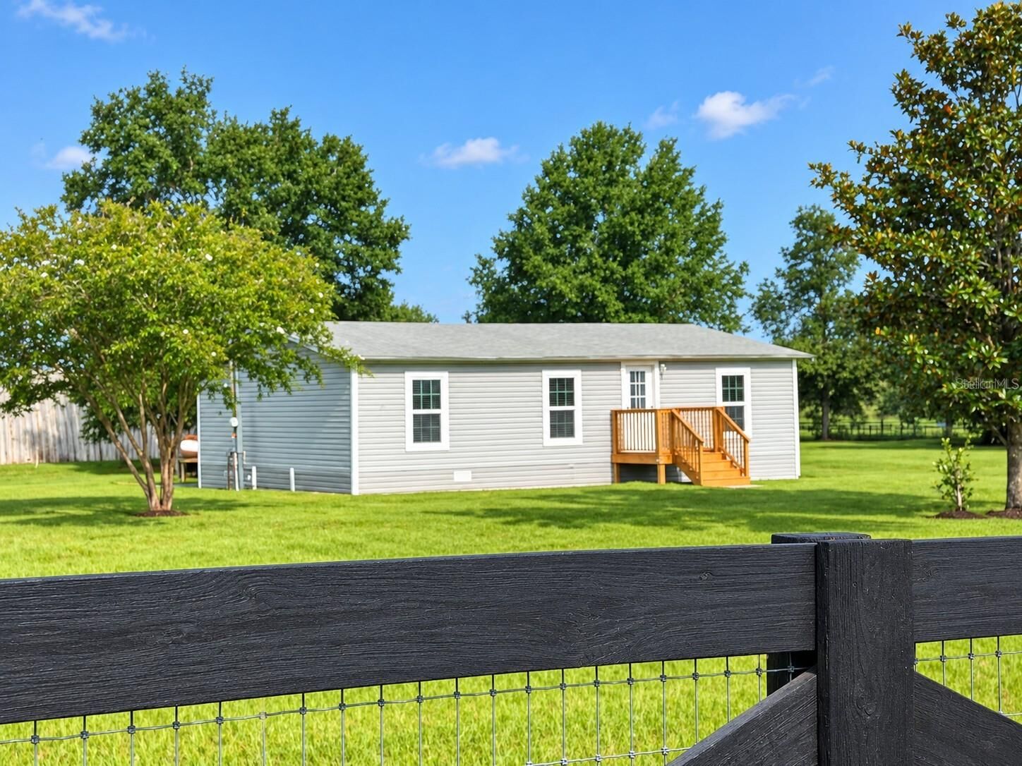 Property Photo: 13991 NE 10th Street FL 32696