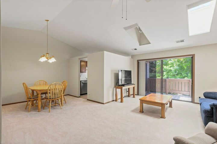 Property Photo: 1410 W Partridge Lane 6 IL 60004
