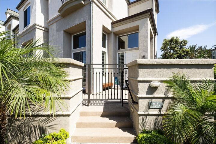 Property Photo:  19427 Surfset  CA 92648 
