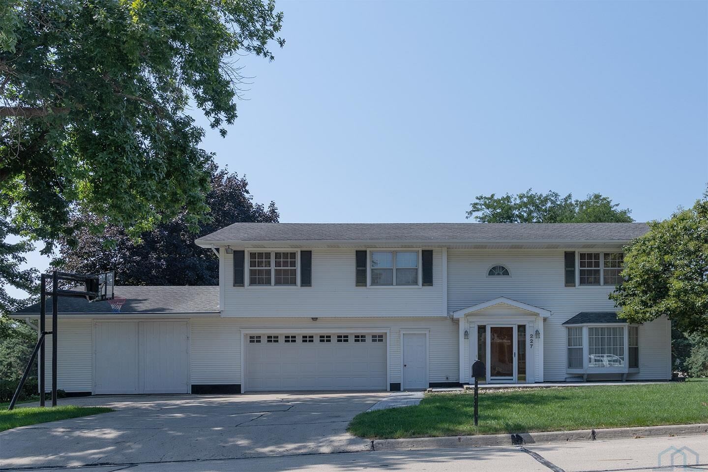 Property Photo: 227 6th Avenue SE IA 51250