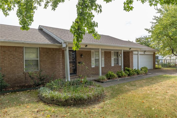 Property Photo:  811 Crestwood Street  AR 72762 