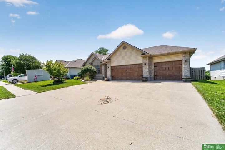 Property Photo:  940 Key Circle  IA 51510 
