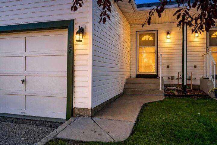 Property Photo:  17 Sandpiper Link NW  AB T3K 4L7 
