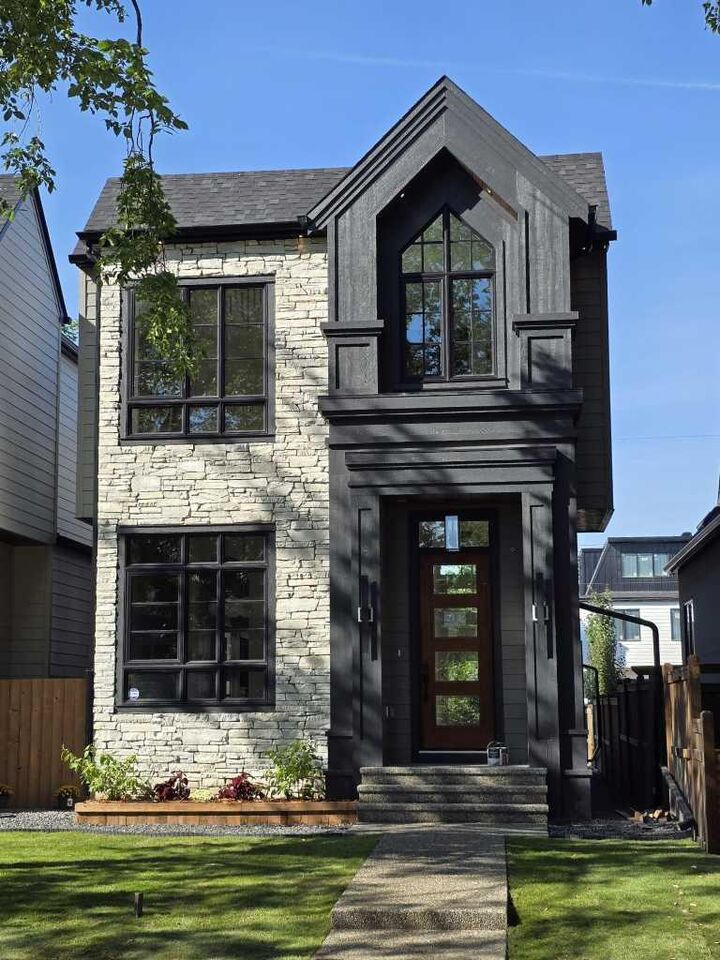 2042 56 Avenue SW — photo 1