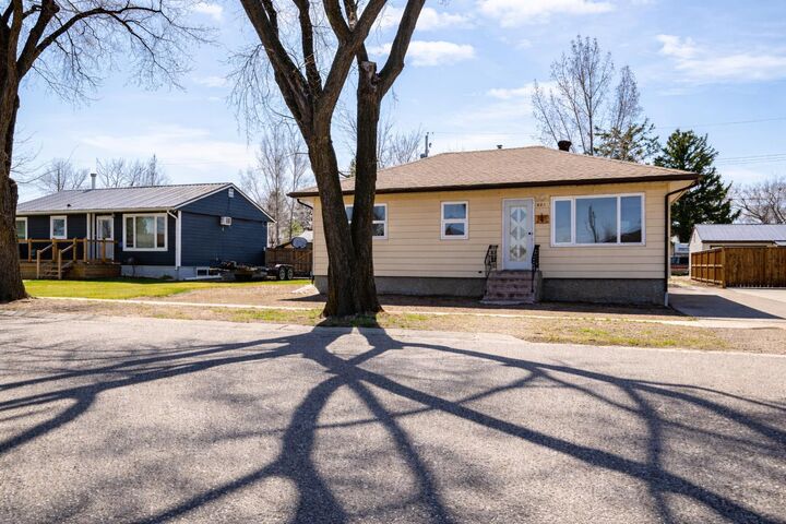 321 3 Avenue E — photo 1