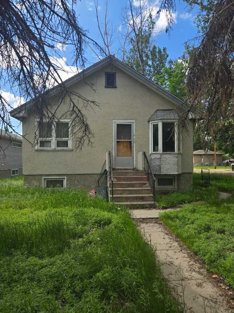Property Photo:  377 2 Street NW  AB T1A 6J7 