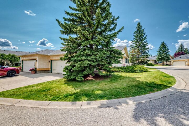 Property Photo:  8 Sunlake Close SE  AB T2X 3H2 
