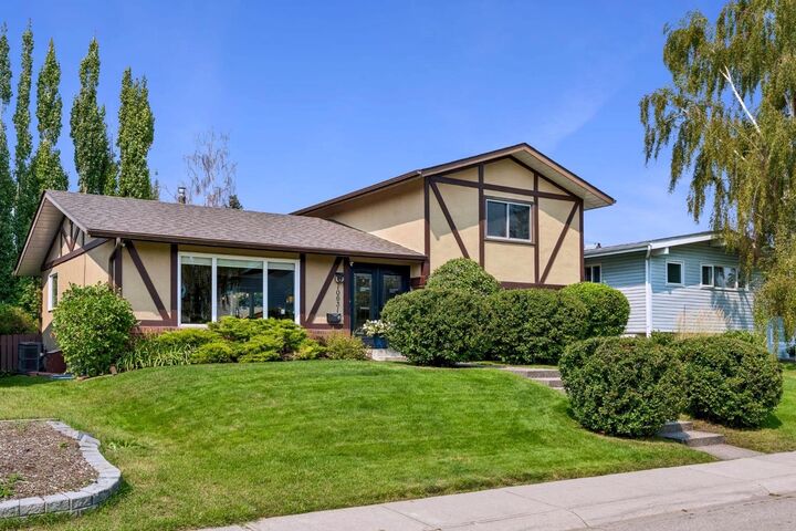 Property Photo: 10631 Mapleglen Crescent SE AB T2J 1X1