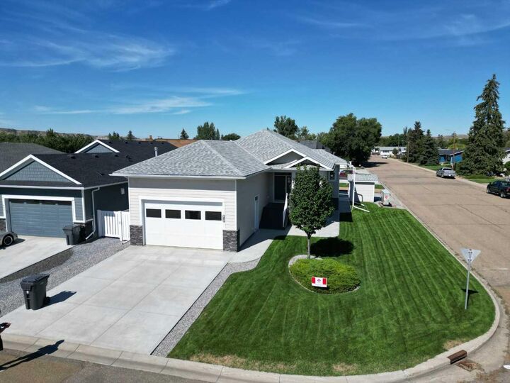 Property Photo:  405 14 Street E  AB T0J 0Y5 