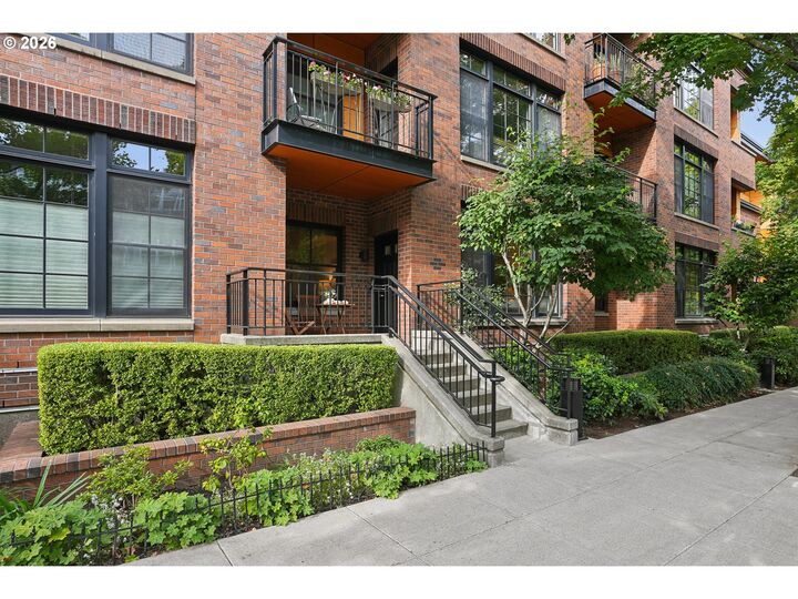 Property Photo: 2335 NW Raleigh St 105 OR 97210