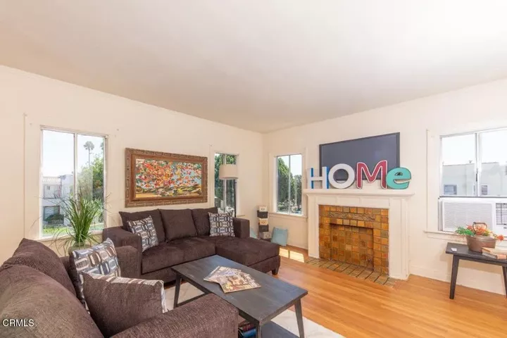 Property Photo:  833 N Ridgewood Place  CA 90038 