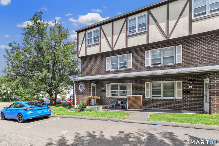 Property Photo:  11 Savin Park 11  CT 06516 