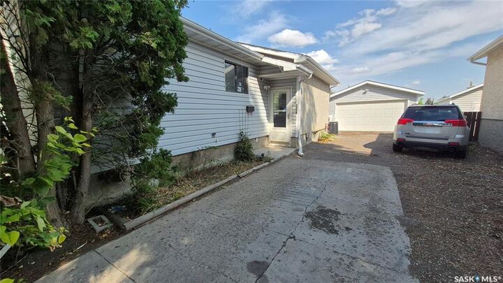 Property Photo: 1715 Fleet Street SK S4N 6B4