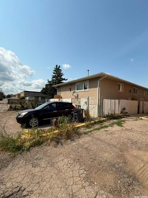 Property Photo:  1627 22nd Street W  SK S7R 0J9 