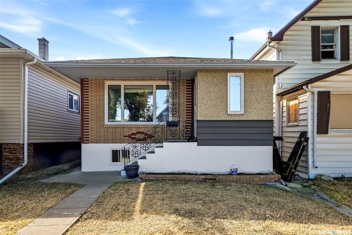 1321 Victoria Avenue — photo 1