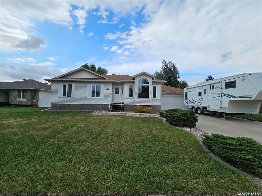 Property Photo: 108 9th Avenue W SK S0K 4L0