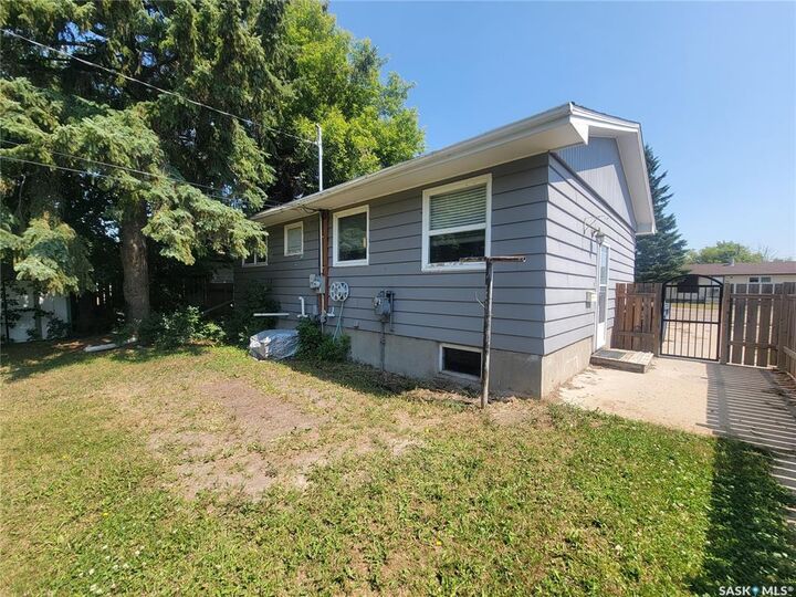 Property Photo:  611 2nd Street W  SK S0K 4W0 