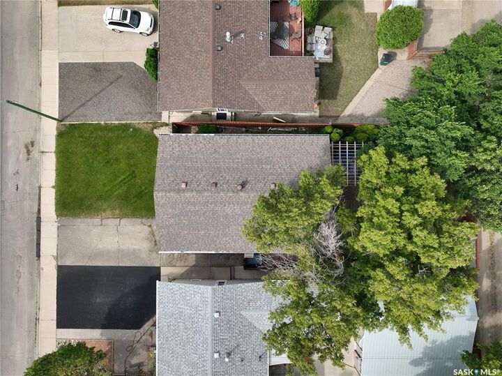 Property Photo:  1214 Grandview Street W  SK S6H 5M2 