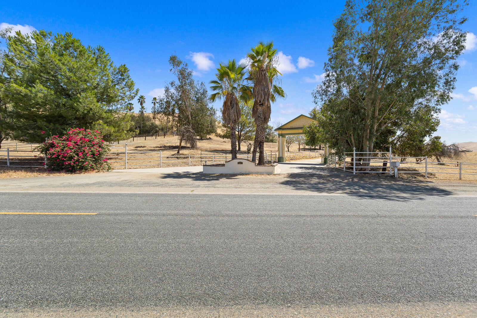 Property Photo:  29827 SW Avenue 176  CA 93257 