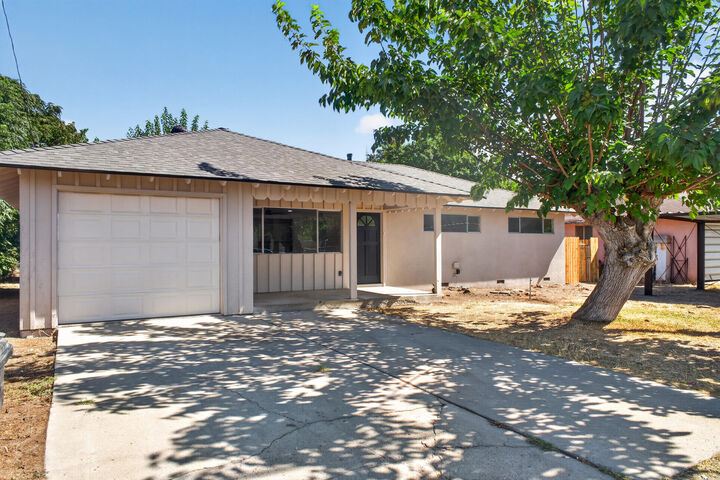 Property Photo:  648 La Vida Avenue  CA 93257 