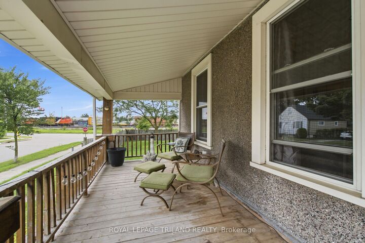 Property Photo:  132 Oak Street  ON N5Z 2H6 