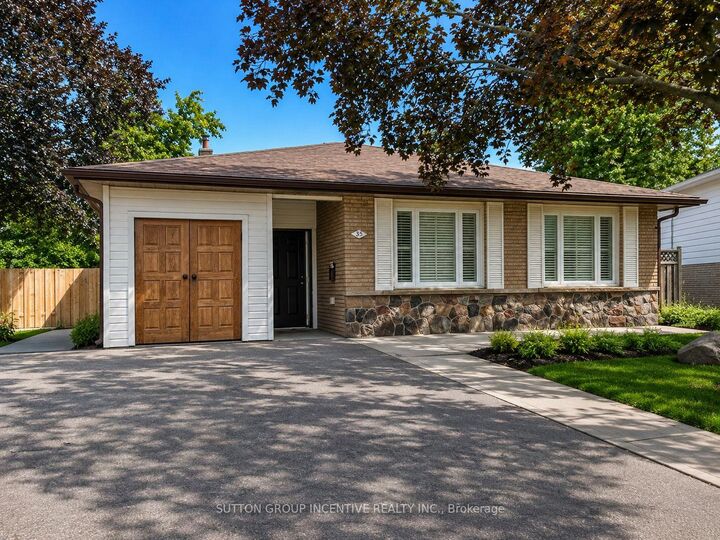 35 Davies Crescent — photo 1