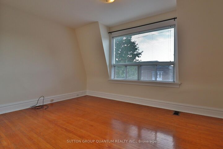 Property Photo:  881 Lansdowne Avenue 2nd Flr  ON M6H 3Z2 