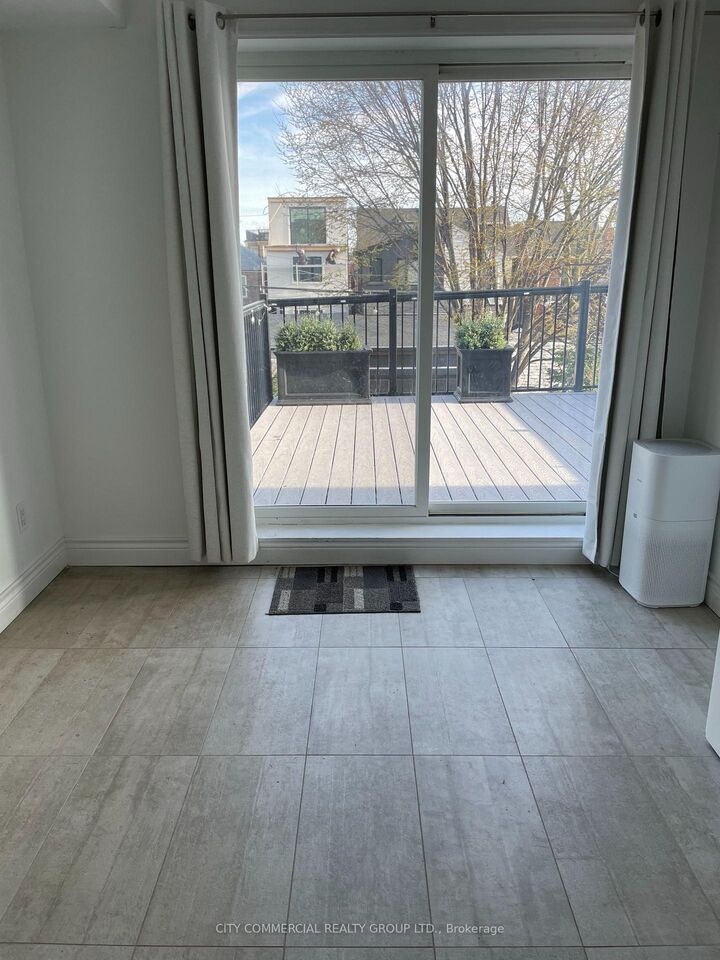 Property Photo: 703 Dupont Street 3 ON M6G 1Z5