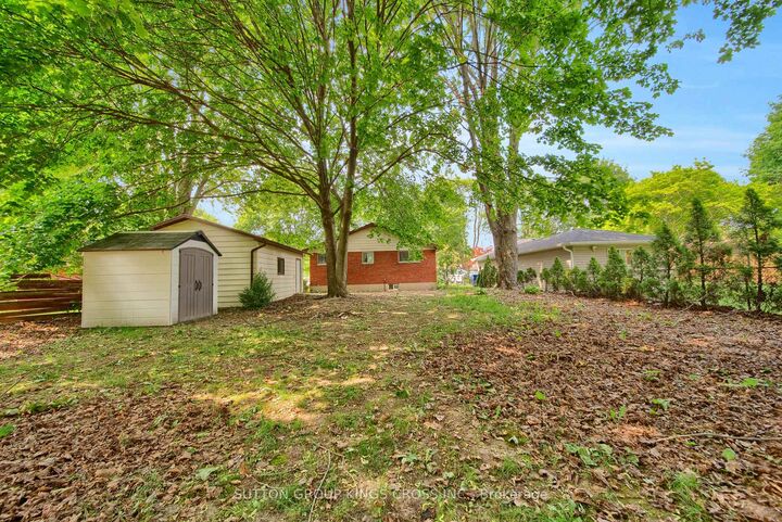 Property Photo: 34 Hillcrest Avenue ON N7M 4E7