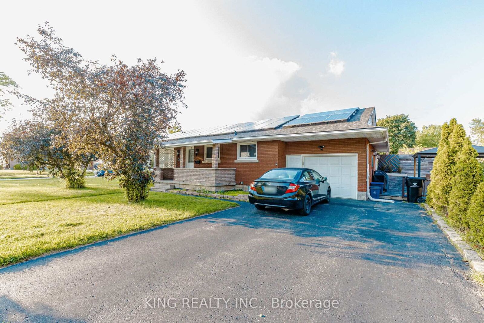 Property Photo:  392 Greenfield Avenue Upper  ON N2C 1E5 