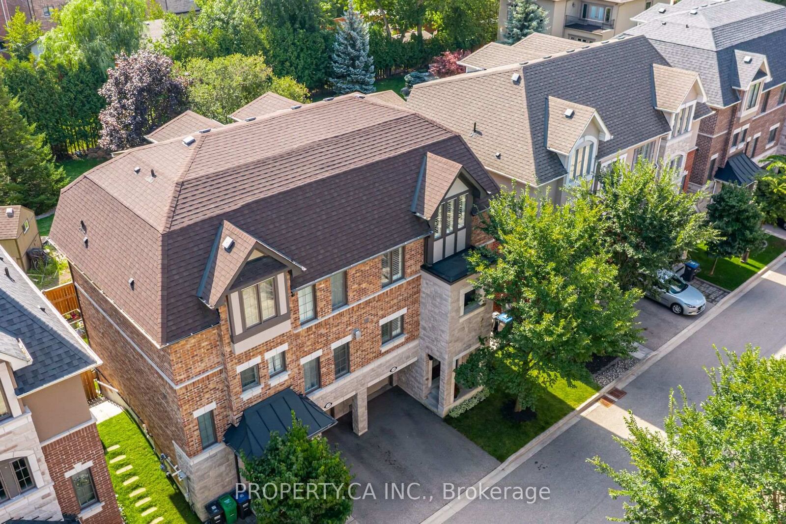 Property Photo: 1226 Azinger Lane ON L5E 0A7